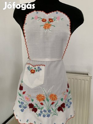 Hímzett hagyományos kötény