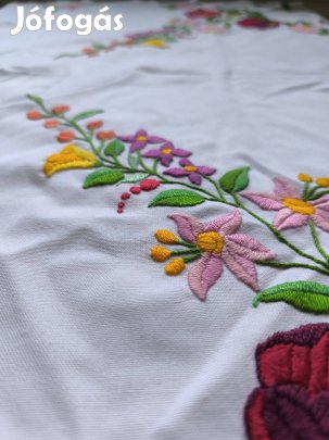 Hímzett kalocsai terítő 