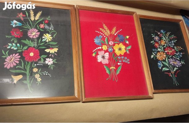 Hímzett képek üvegezett keretben, 29x40 és 31x44 cm, egyben