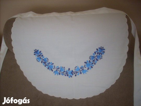 Hímzett kötények és táskák