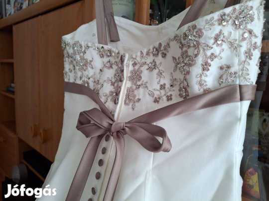 Himzett menyasszonyi ruha