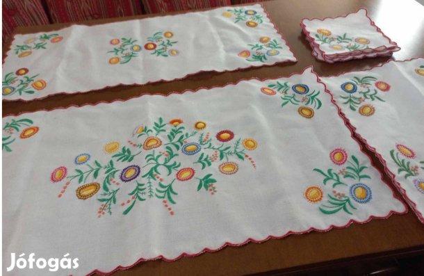 Hímzett párnák, garnitúrák ajándéknak is kiváló!