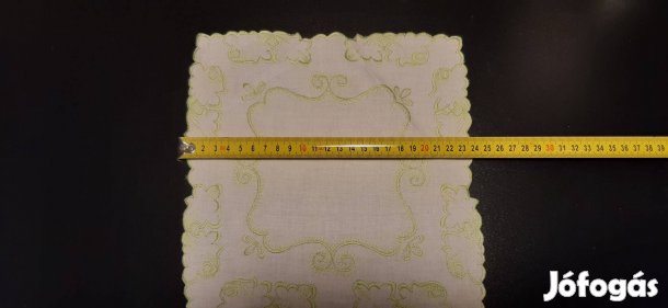 Hímzett terítő batisztból
