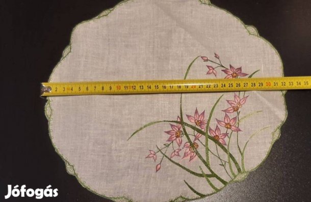 Hímzett terítő batisztból
