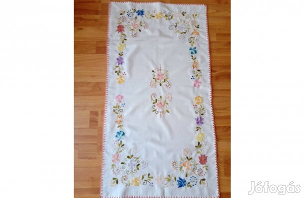 Hímzett terítő kézimunka