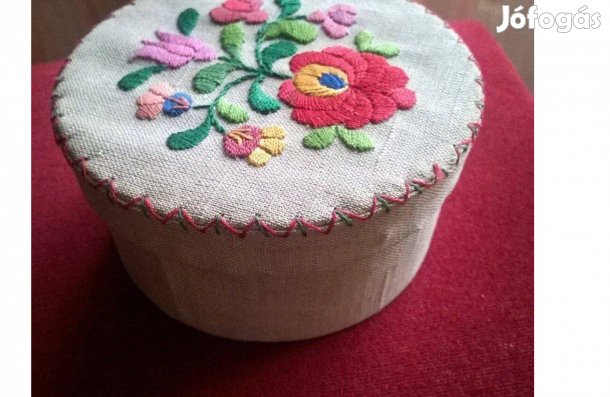 Hímzett textil doboz eladó