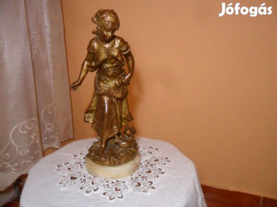 Hippolyte Moreau : Női aranyozott bronz szobor