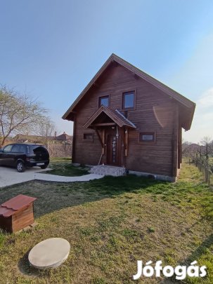 Hitelre is megvásárolható egyedi családi ház eladó Cegléd közkedvelt