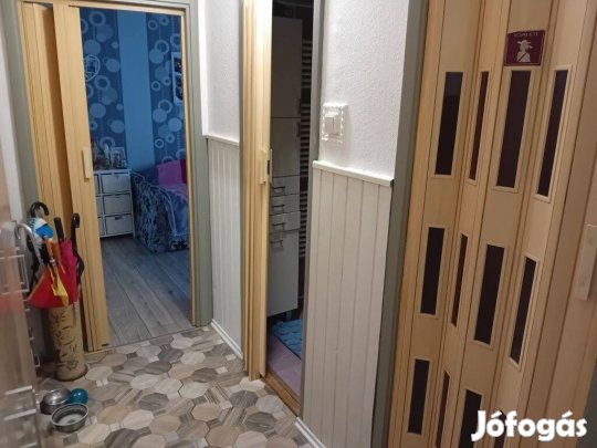 Hmvhely, eladó 1. emeleti, erkélyes, belvárosi, felújított panellakás