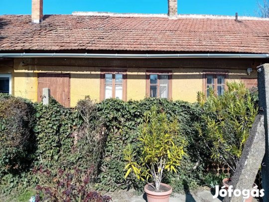 Hmvhely, eladó 2 szobás, tégla házrész a Pálffy utcában