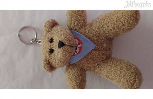 Hobbi barna ülő plüss maci a fején kulcstartóval eladó