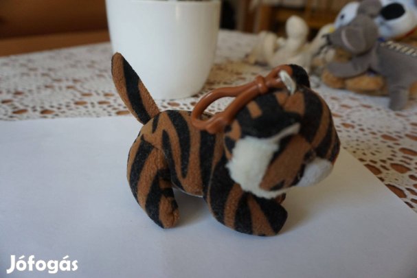 Hobbi plüss tigris, a fején műanyag kulcstartóval eladó