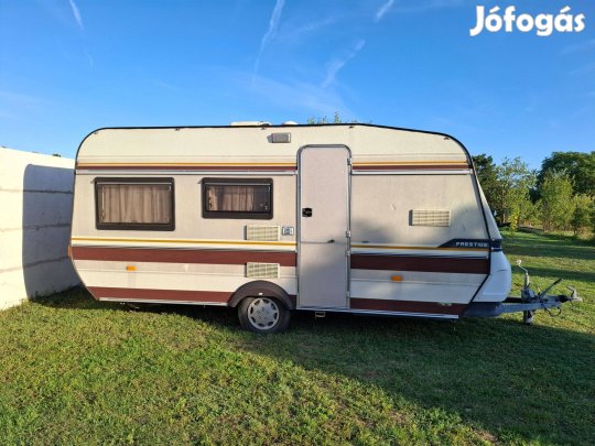 Hobby Prestige 460 lakókocsi elősátorral telepítésre