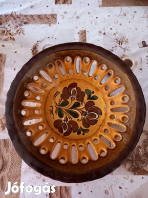 Hódmezővásárhelyi áttört szélű, mázas kerámia falitál