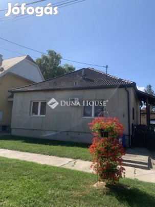 Hőgyészi 86 nm-es ház eladó