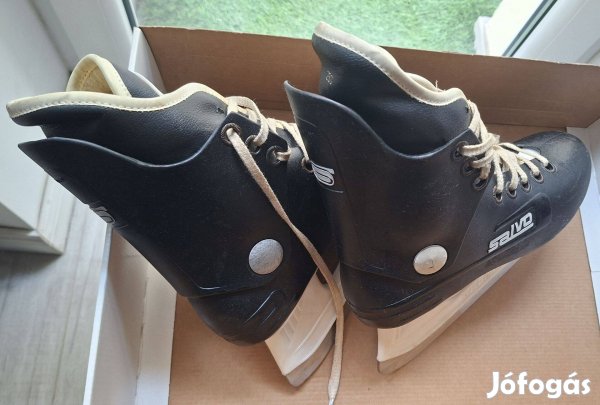 Hokikorcsolya, élezve * Salvo * Fekete * Méret: 39 * 5500 Ft