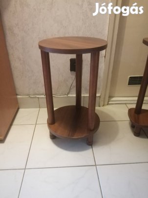 Hölgyeknek szépitkezö asztal tukörrel s kis székkel