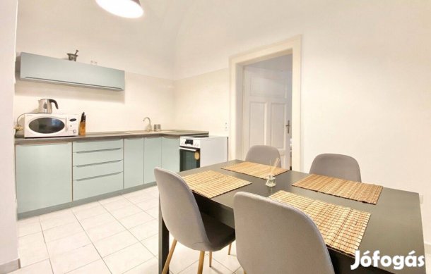 Holló utca felújított műemlék lakás Gozsdu közelében kiadó 1-6 hónap