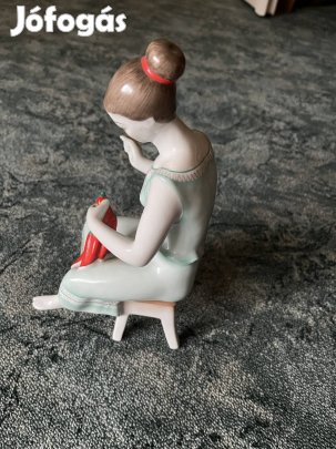 Hollóháza porcelán paprikafűző asszony antik régi