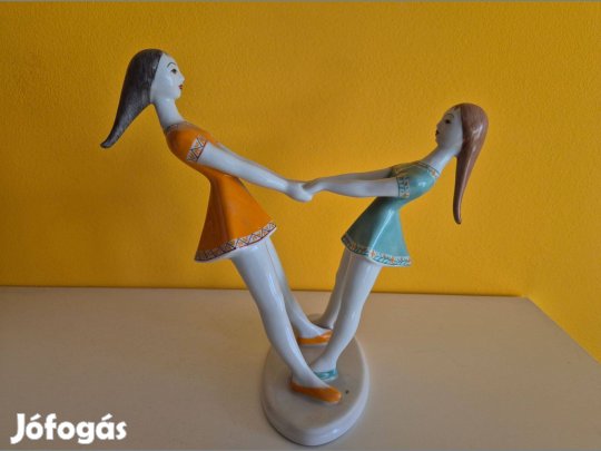 Hollóházi "Körbe - körbe", sergő lányok, Hanzély Jenő tervezése