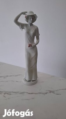 Hollóházi kalapos hölgy szobor