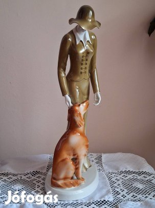 Hollóházi kutyás nő. Nagy szobor