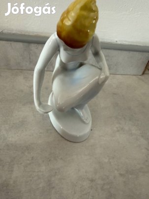 Hollóházi porcelán Vízmerítő lány figura