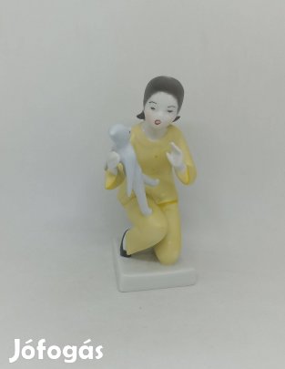Hollóházi porcelán babázó lányka!