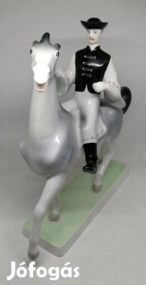 Hollóházi porcelán csikós lovon!