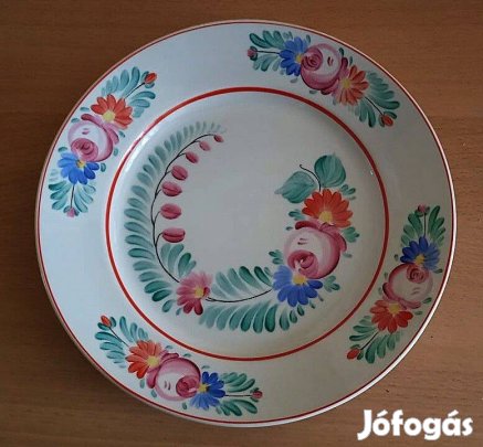 Hollóházi porcelán falitányér, kézzel festett virágmintával