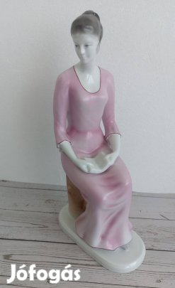 Hollóházi porcelán fán ülő nő!