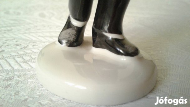 Hollóházi porcelán figura