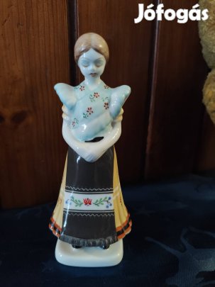 Hollóházi porcelán menyecske