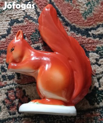 Hollóházi porcelán mókus figura. 