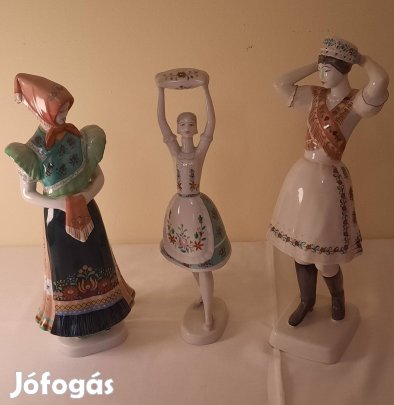 Hollóházi porcelán népviseletes női szobrok