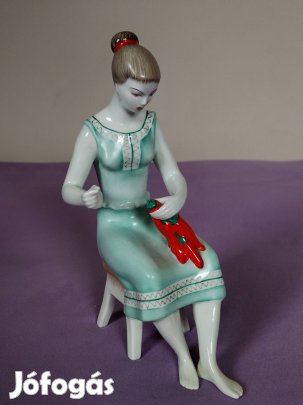 Hollóházi porcelán paprika fűző lány 