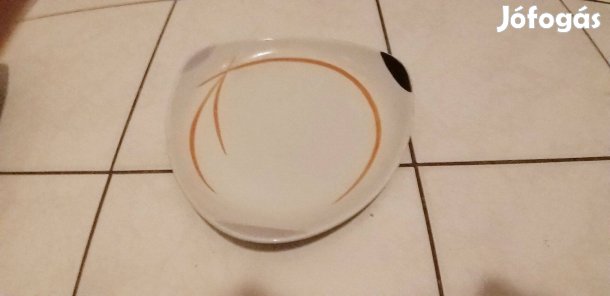 Hollóházi porcelán tányér