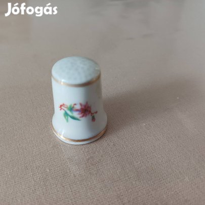 Hollóházi virágmintás porcelán gyűszű