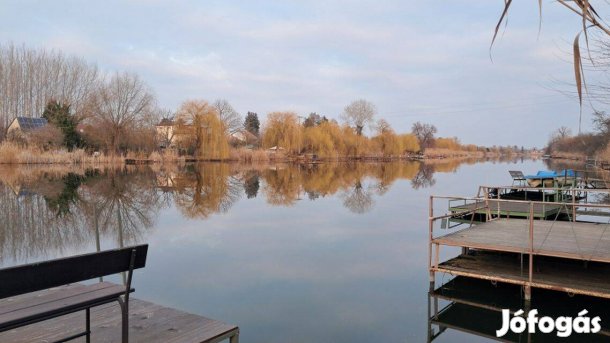Holt Tisza mellett kis nyaraló eladó