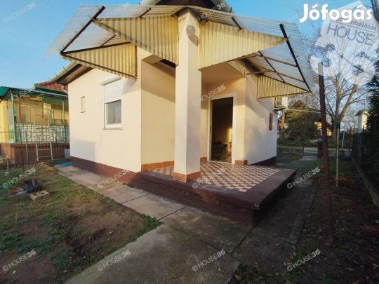 Holt-Tiszától pár méterre tégla nyaraló eladó !