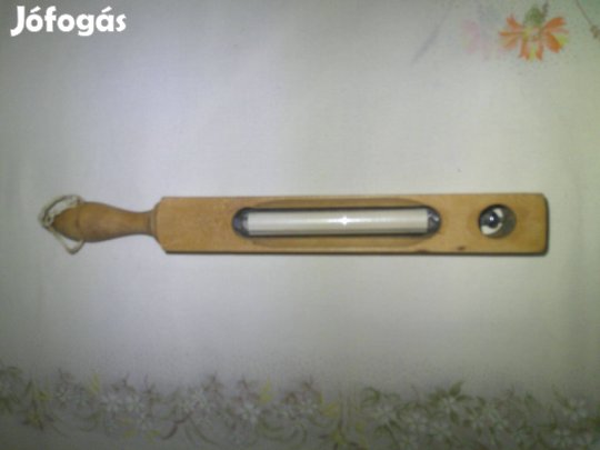 Hőmérő fa foglalatban