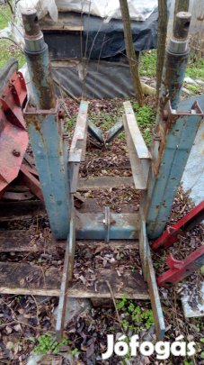 Homlokrakodóhoz tartókonzol munkahengerekkel