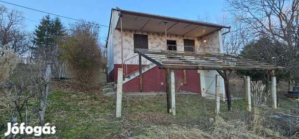 Homokkomáromban hétvégi ház szép panorámával eladó!