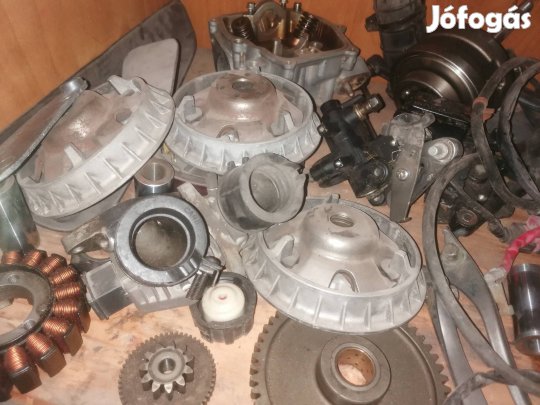 Honda foresight 250 bontott alkatrész 