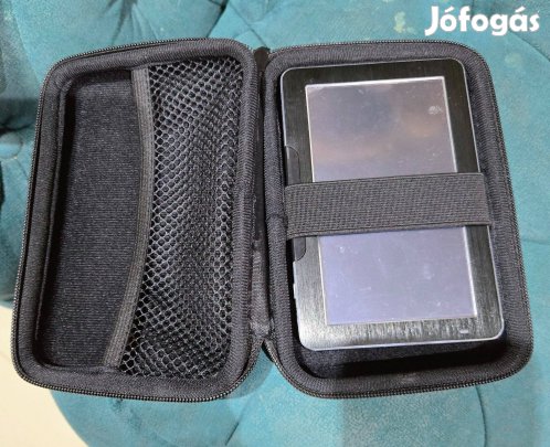 Hordozható GPS navigációs eszköz hozzá tartozó tokkal