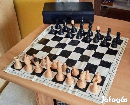 Hordozható fa sakk készlet, bakelit dobozban