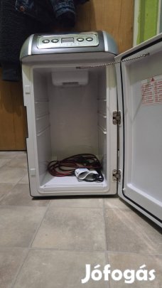 Hordozható hűtő. Kocsi és 220 működéssel. 