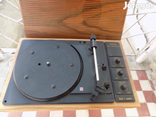 Hordozható retró lemezjátszó, 27 drb lemezzel