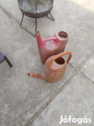 Horganyzott és műanyag kanna