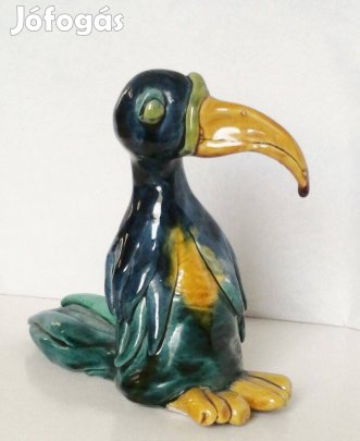 Horgas csőrű madárka. Kerámia szobor Goszthony Mária Magyarország